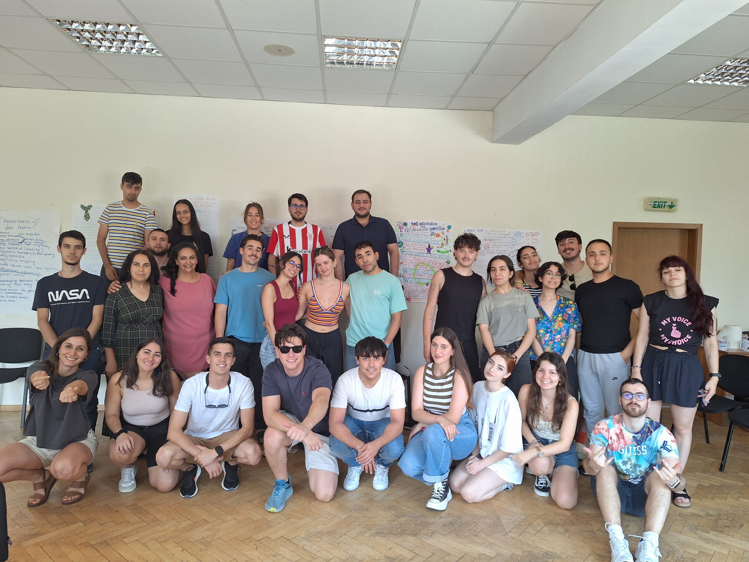 Gruppo di studenti e ricercatori durante un workshop di design partecipativo