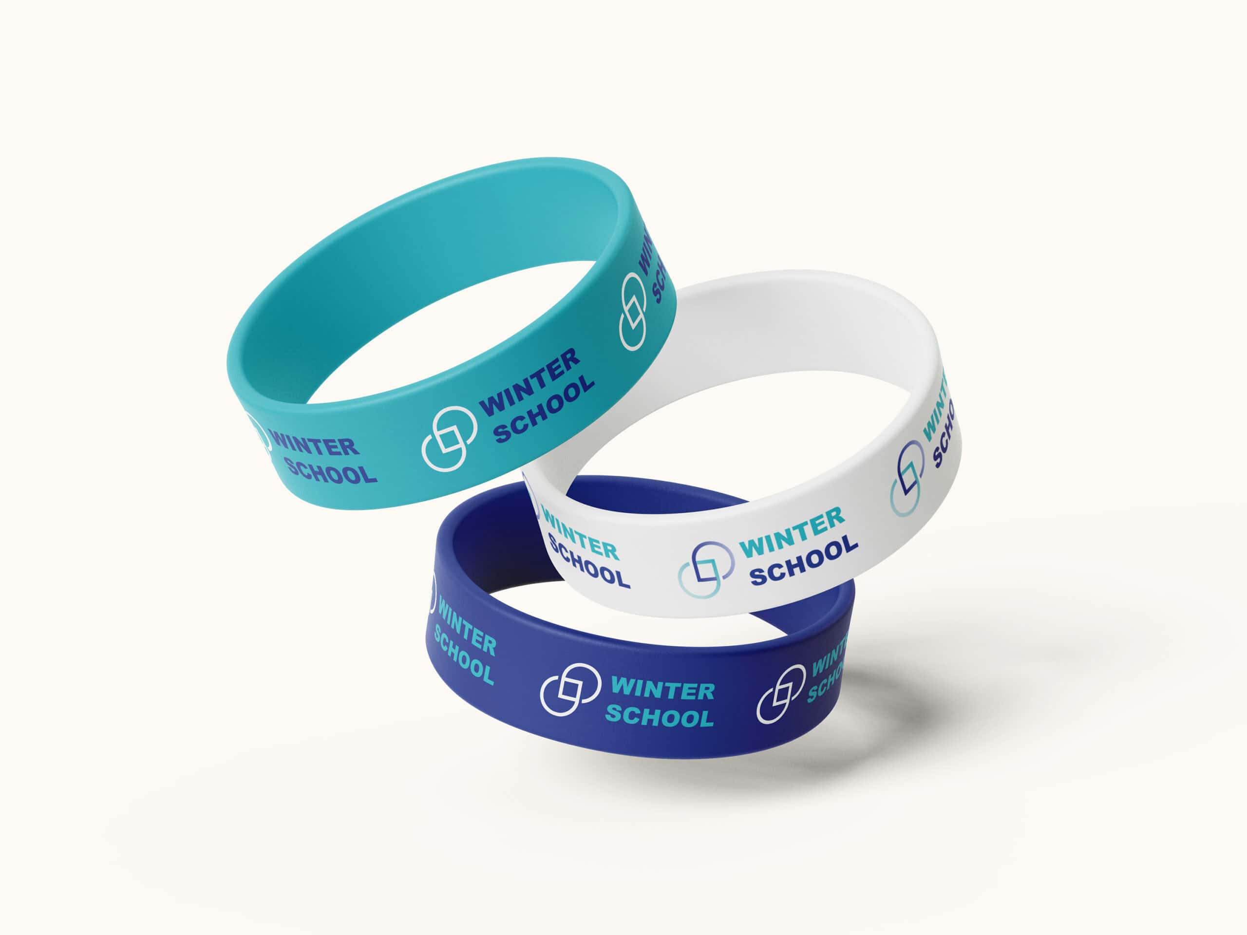 Braccialetti promozionali colorati Winter School Erasmus+ Torino 2024 con logo e scritta in blu.