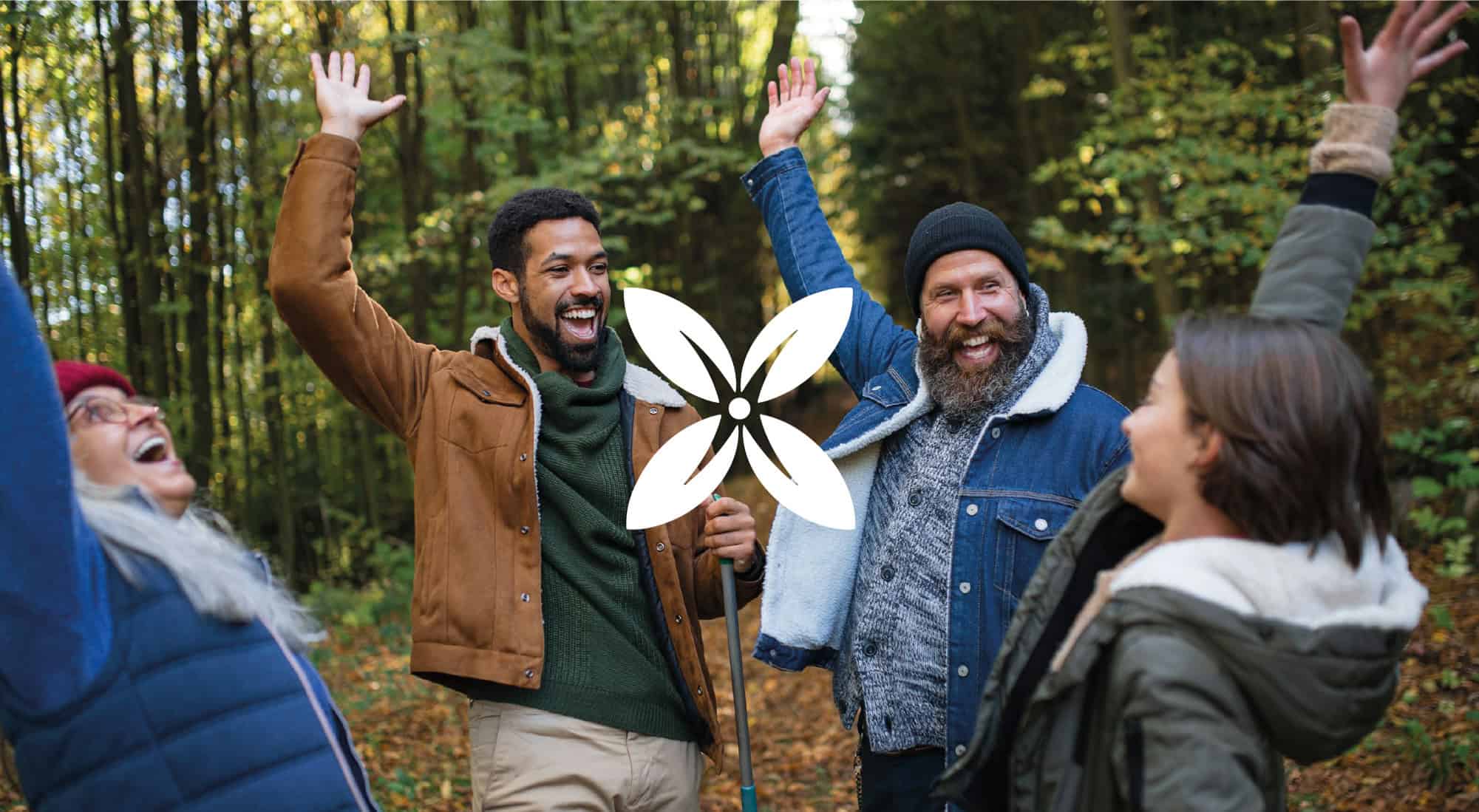 Attività ambientale Easy Sustainability con volontari felici che partecipano a un evento nella natura.