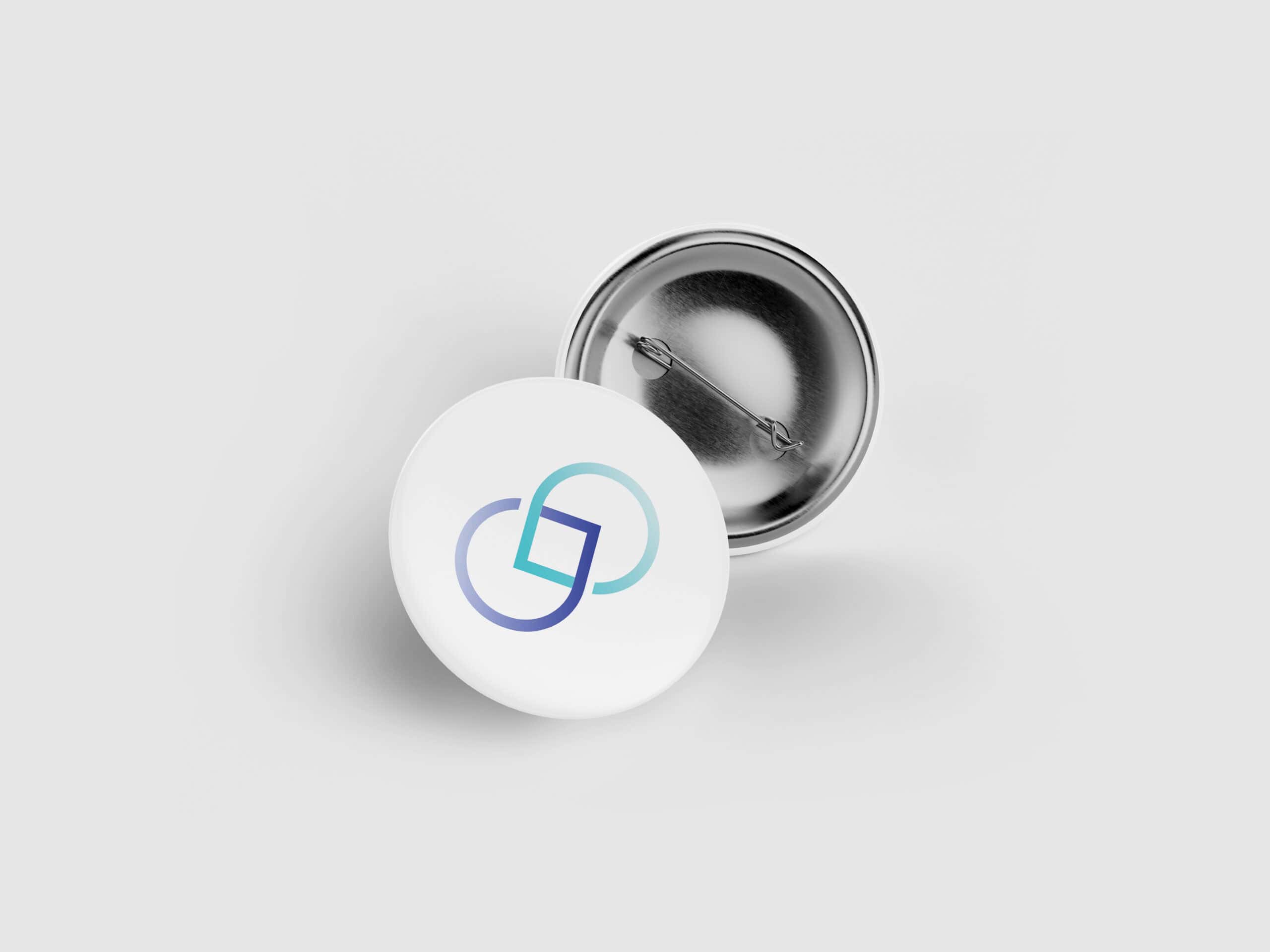 Spilla promozionale Winter School Erasmus+ Torino 2024 con logo geometrico azzurro e blu.